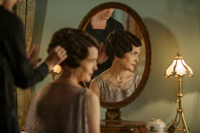 EMBARGOED_DOWNTONEP8__46[1]